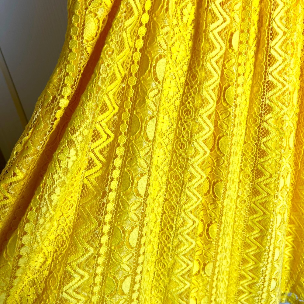 Yellow Lace Hollister Dress with Side Cut Outs - Picture 9 of 12